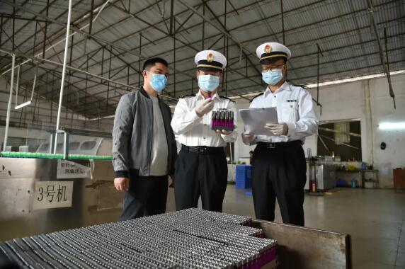 <a href='http://www.hrgnw.cn' title='危險(xiǎn)品運(yùn)輸' >危險(xiǎn)品運(yùn)輸</a>